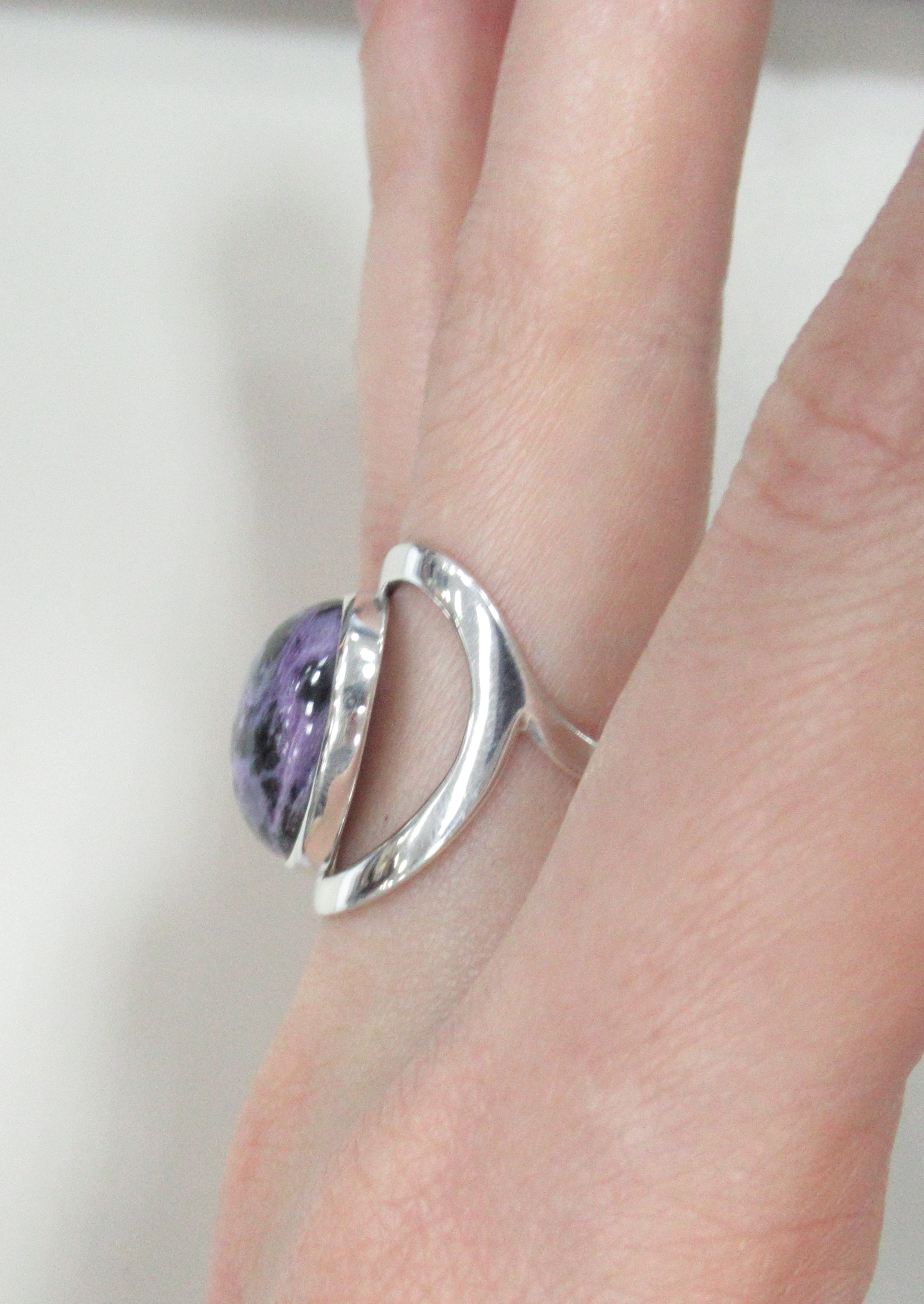 Серебряное кольцо с чароитом